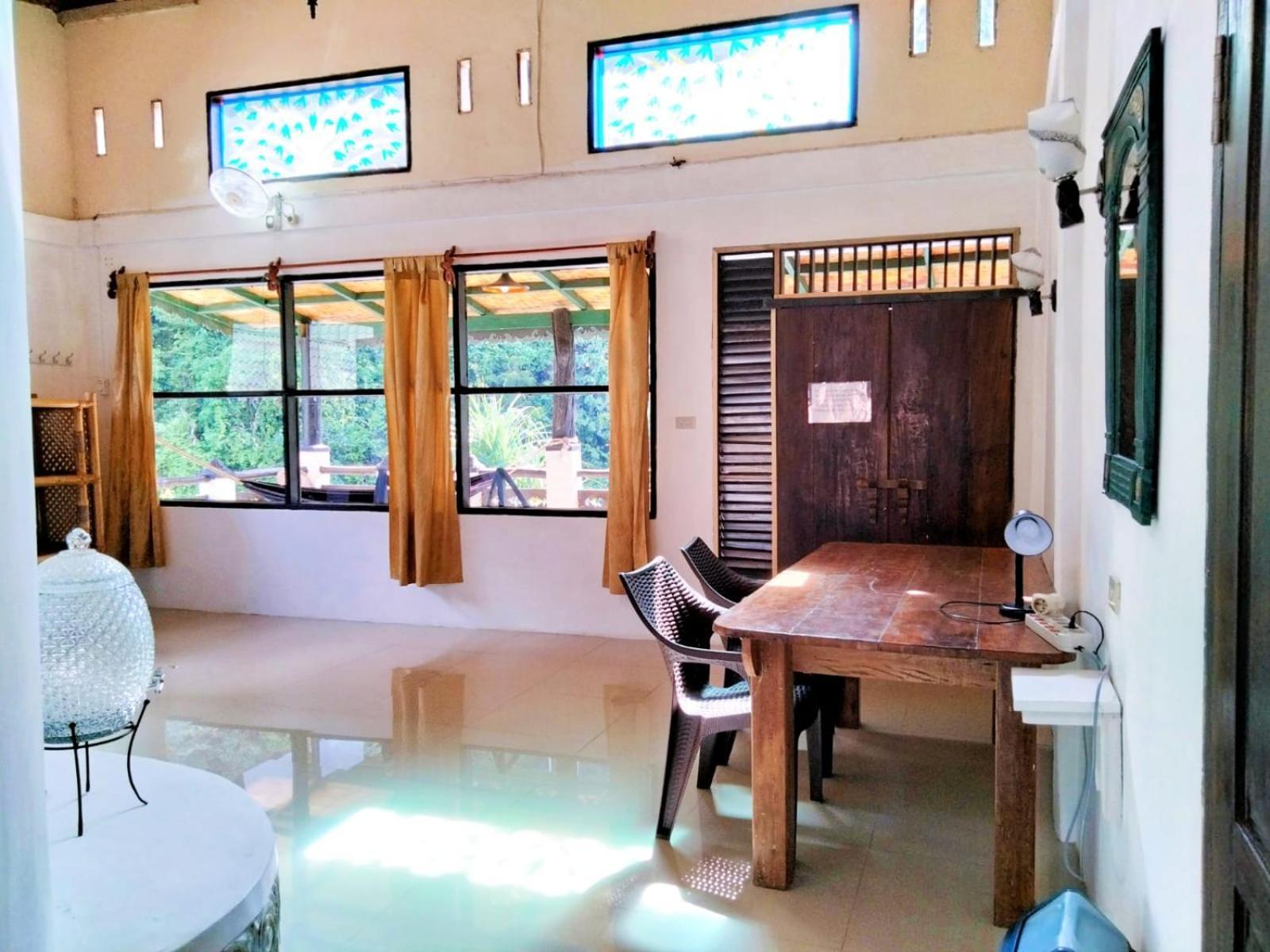 Jungle Hotel